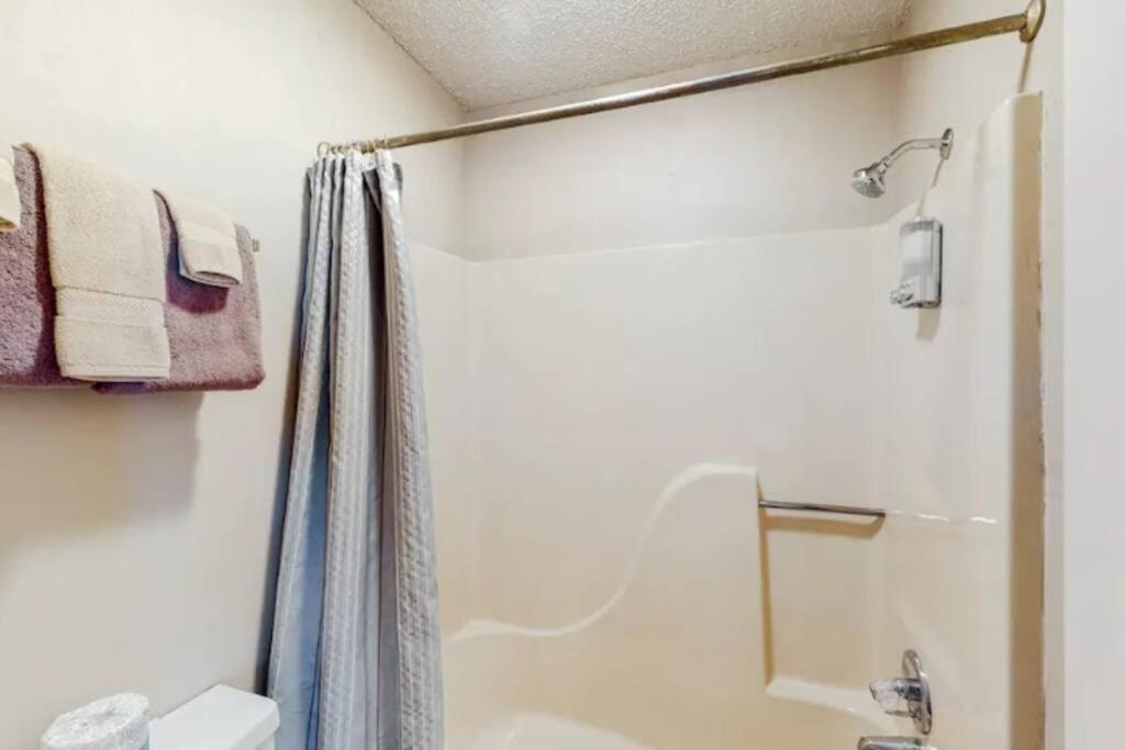 Jacuzzi Suite 206 At Tradewinds Eureka Springs Buitenkant foto