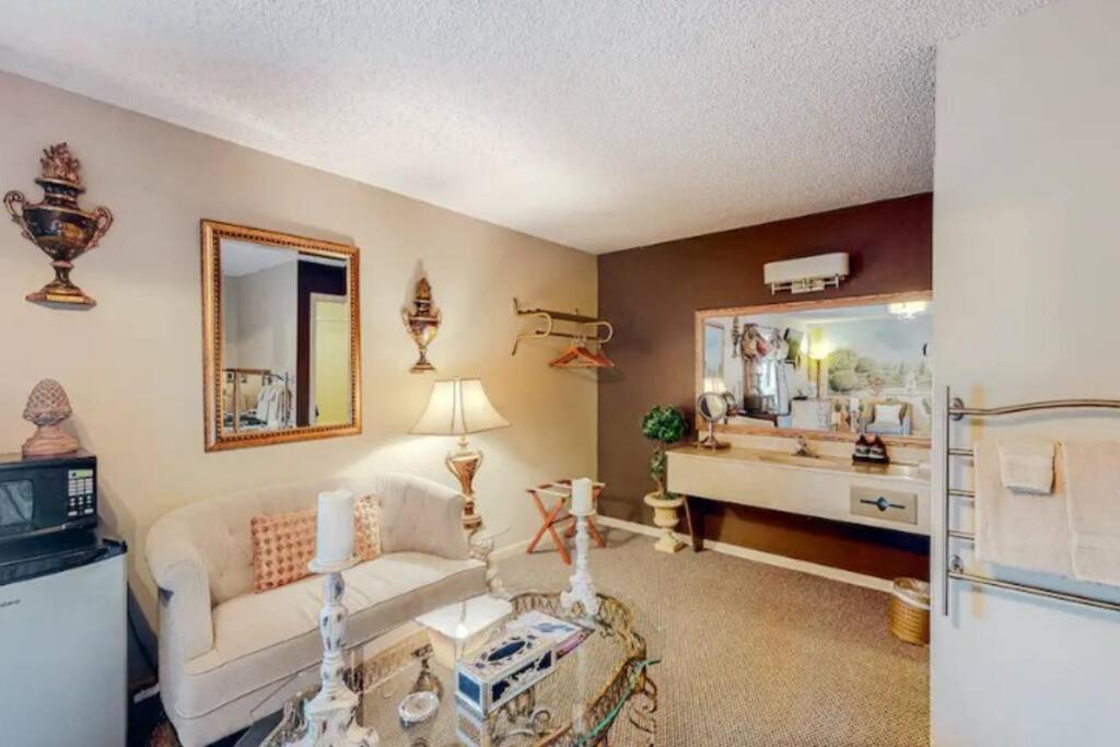 Jacuzzi Suite 206 At Tradewinds Eureka Springs Buitenkant foto